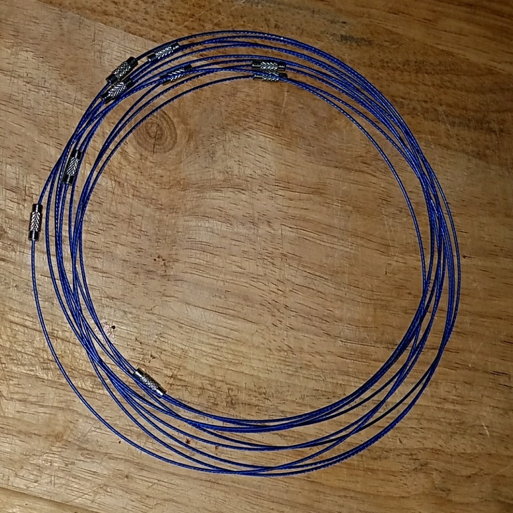 Blue twisted wire choker with silver closure.